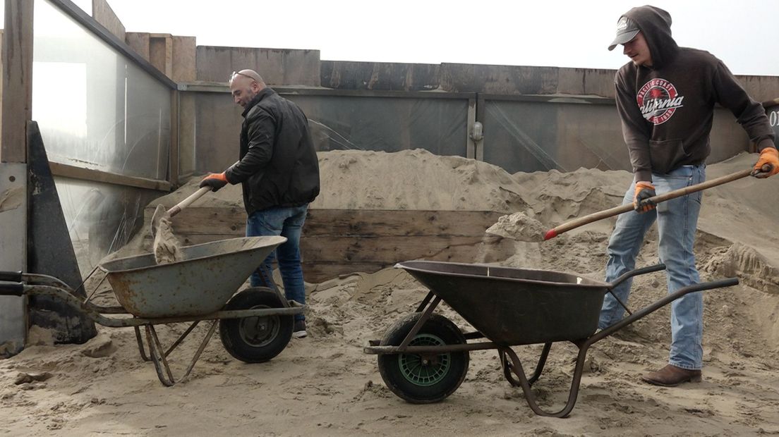 Het is flink scheppen bij strandtent De Staat