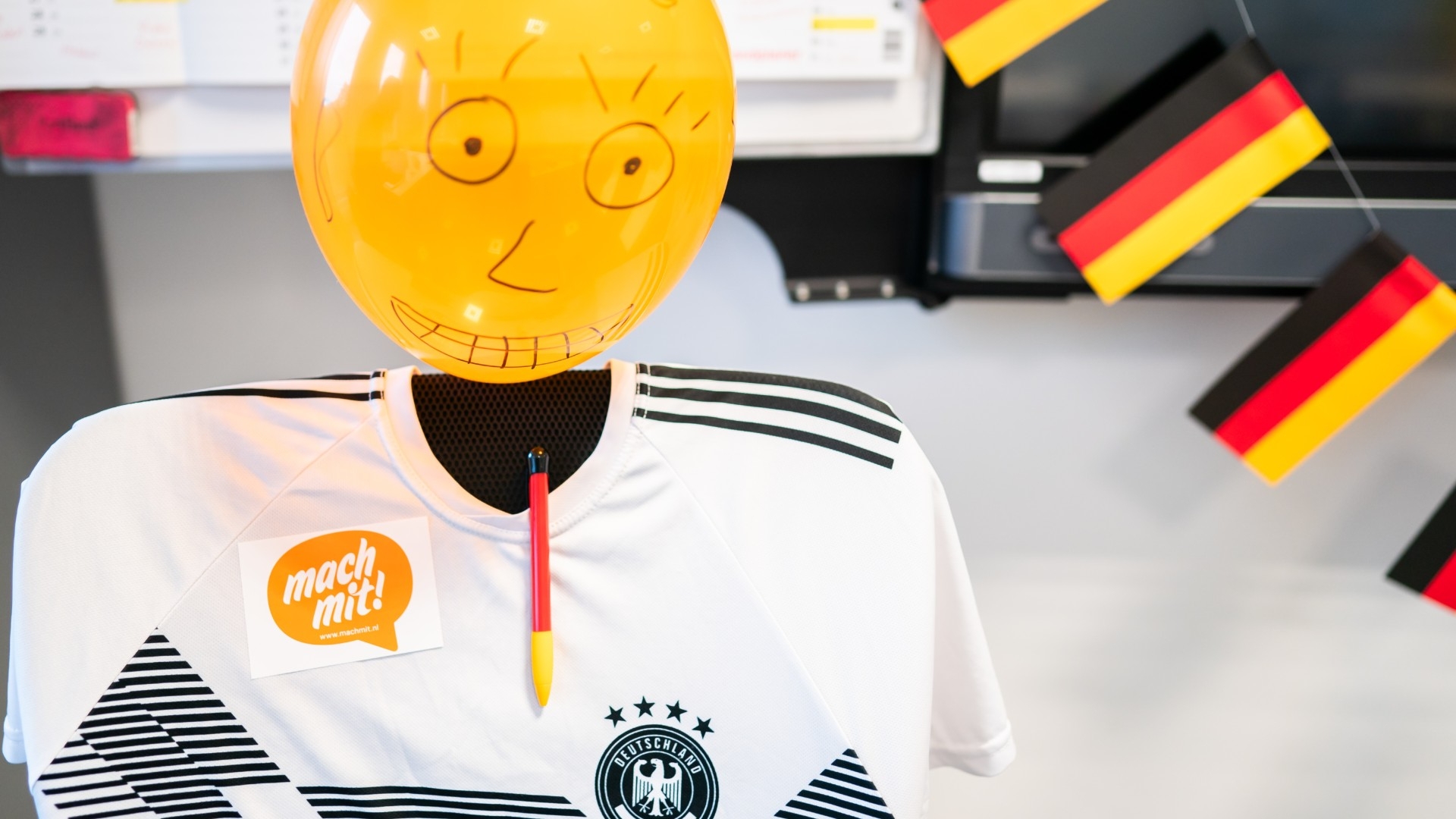 Dag van de Duitse taal: Oldambtster kinderen leren Duits dankzij juf Franzis, handpop Karl én Helene Fischer