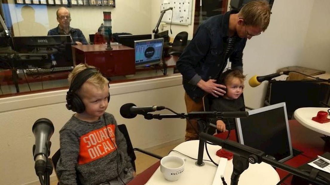 Niels (l) en broertje Jos mogen op de lokale radio hun actie toelichten