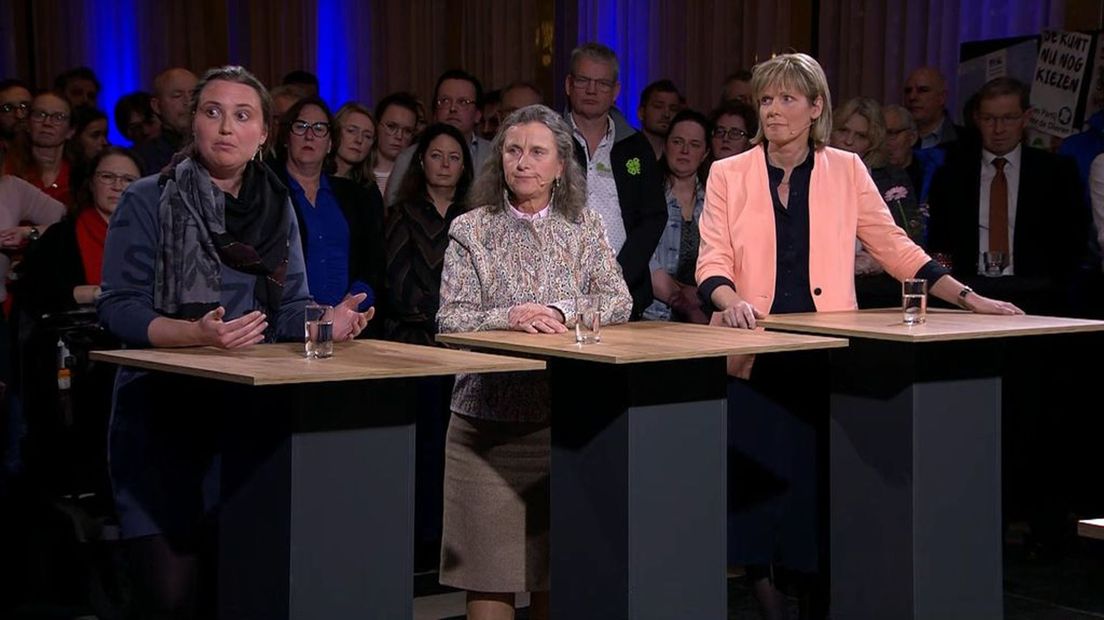 Drie deelnemers aan het debat, met v.l.n.r. Lara Minnaard (LPG), Marjolein Faber (PVV) en Helga Witjes (VVD).
