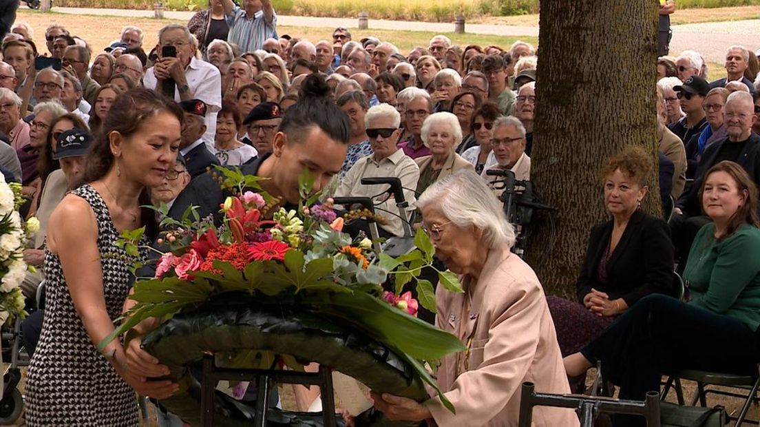 Honderden mensen bij de herdenking op Landgoed Bronbeek.