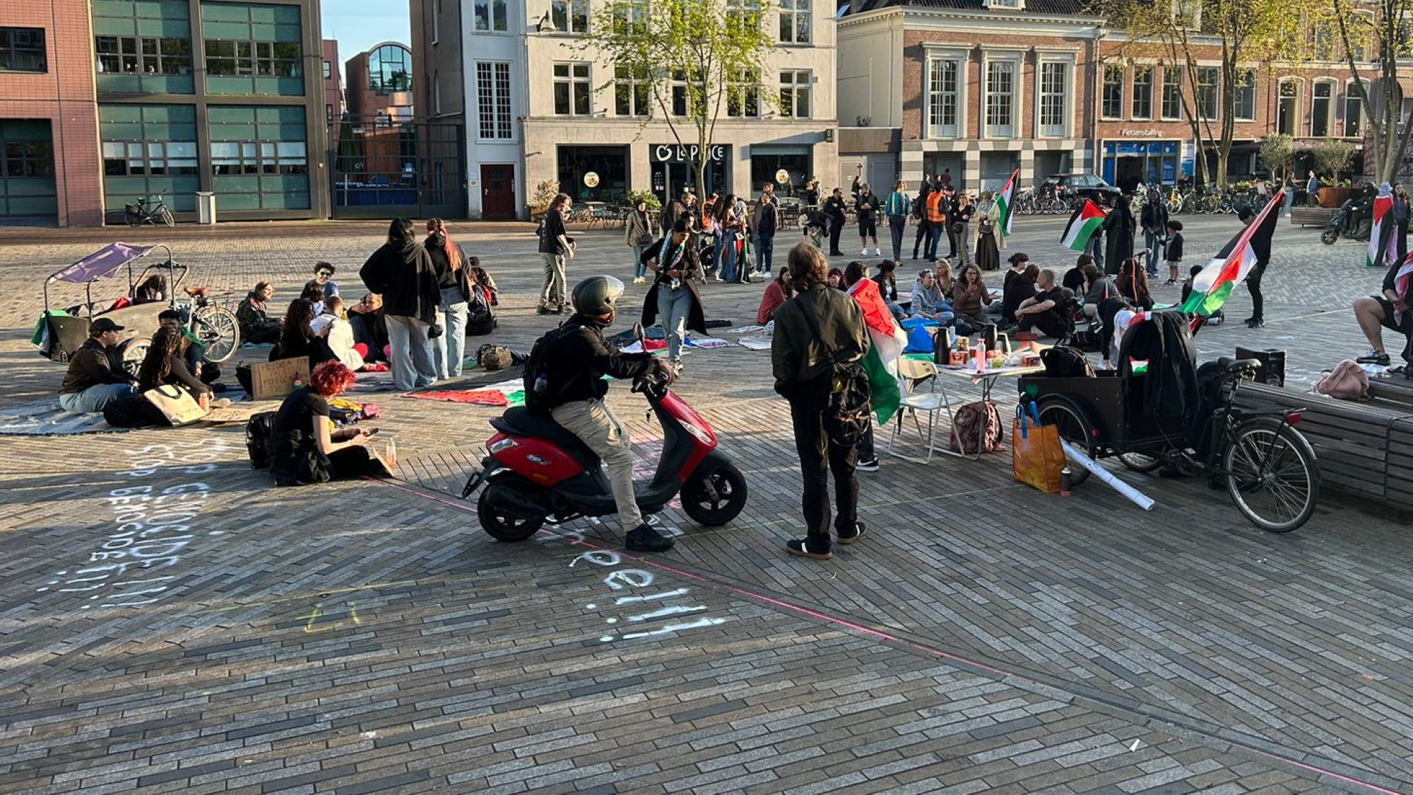 Een klein pro-Palestinaprotest op het Zaailand in Leeuwarden