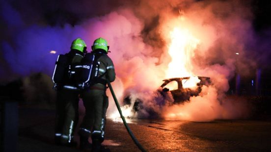 Auto in vlammen • meerdere ernstig gewonden