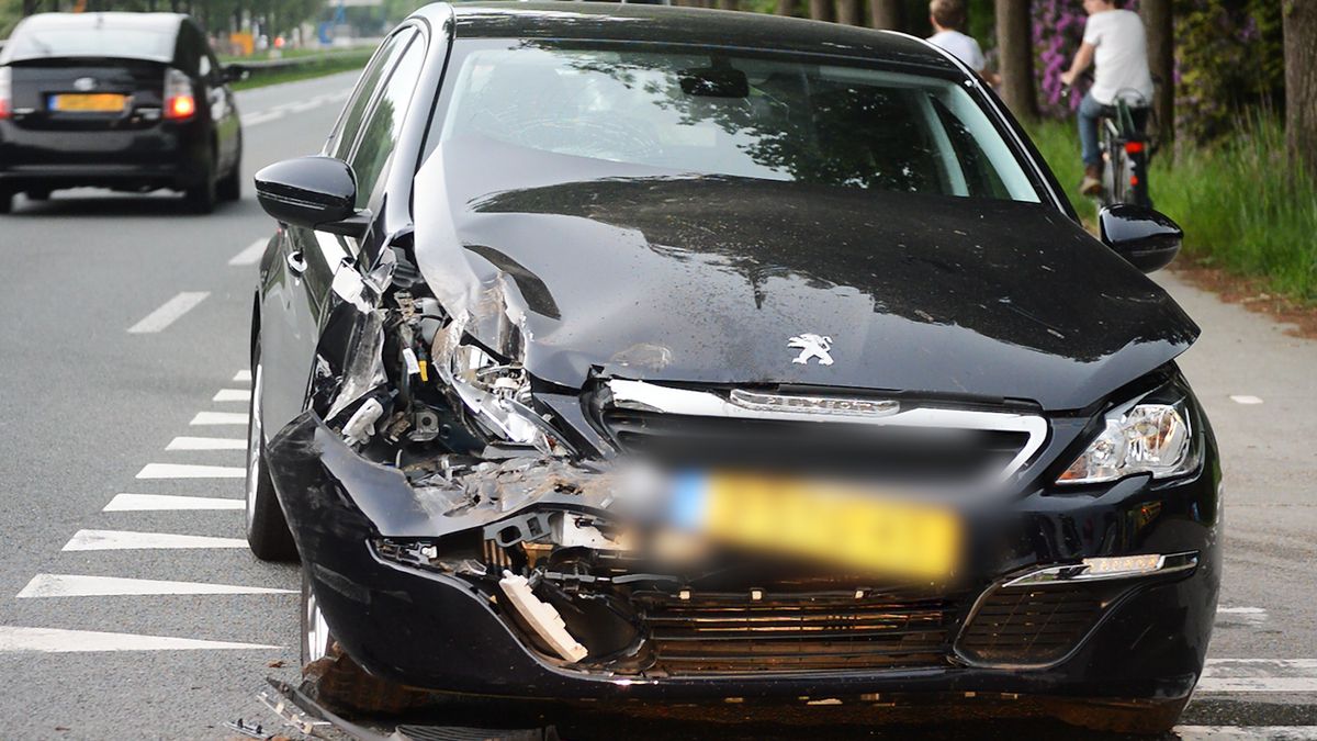 Vrouw en kind raken gewond na aanrijding met afslaande trekker in Uffelte