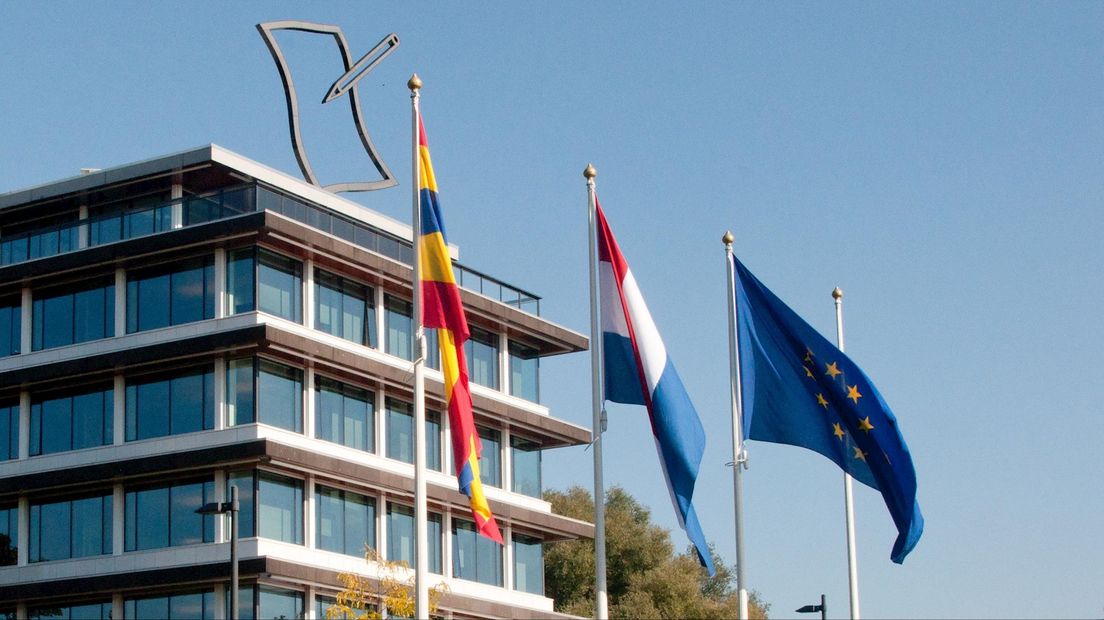 Vlaggen voor het provinciehuis in Zwolle