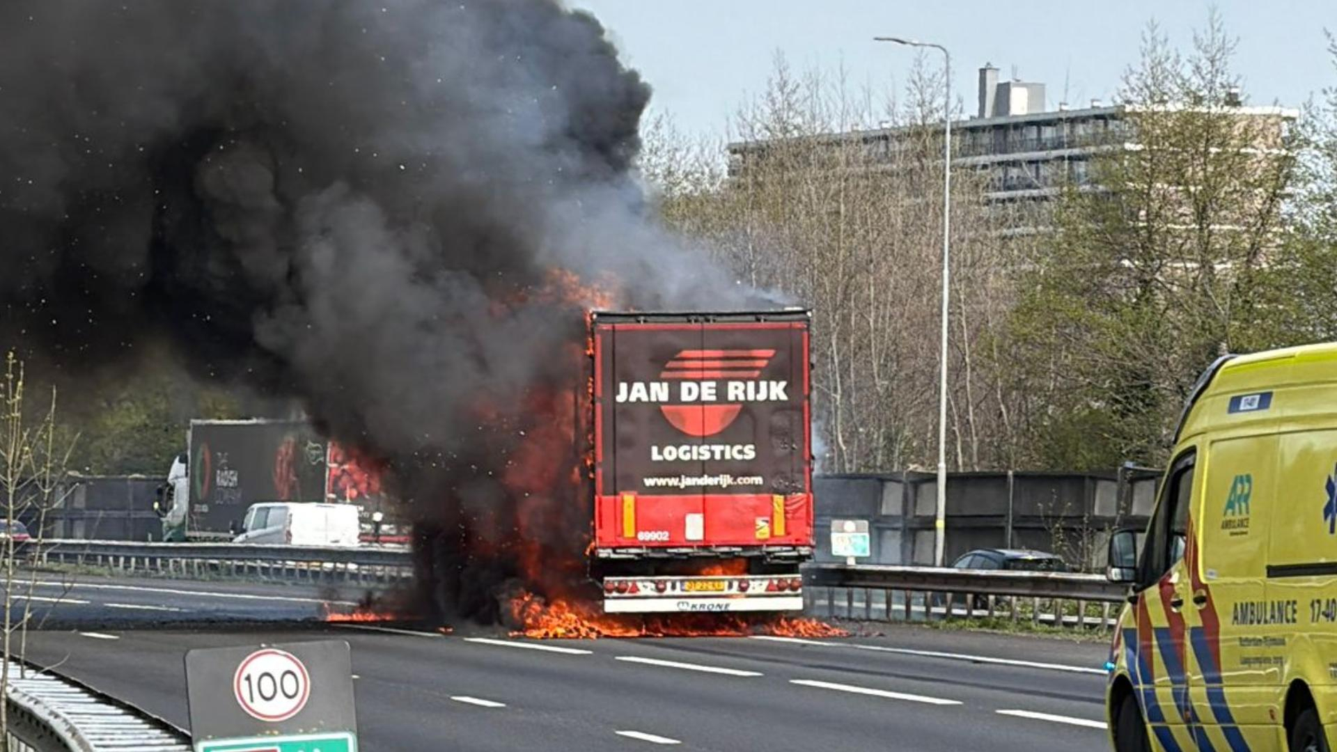Dikke zwarte rookwolken kwamen vrij bij de vrachtwagen op de A16