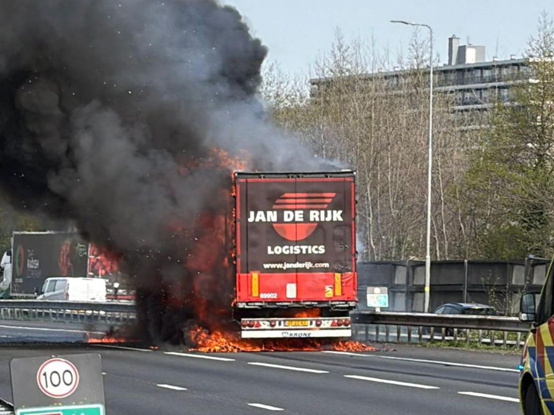 Dikke zwarte rookwolken kwamen vrij bij de vrachtwagen op de A16
