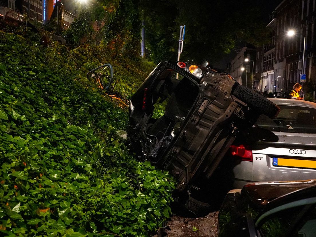 Een auto reed van de Oostzeedijk af en belandde op een geparkeerde Audi TT.