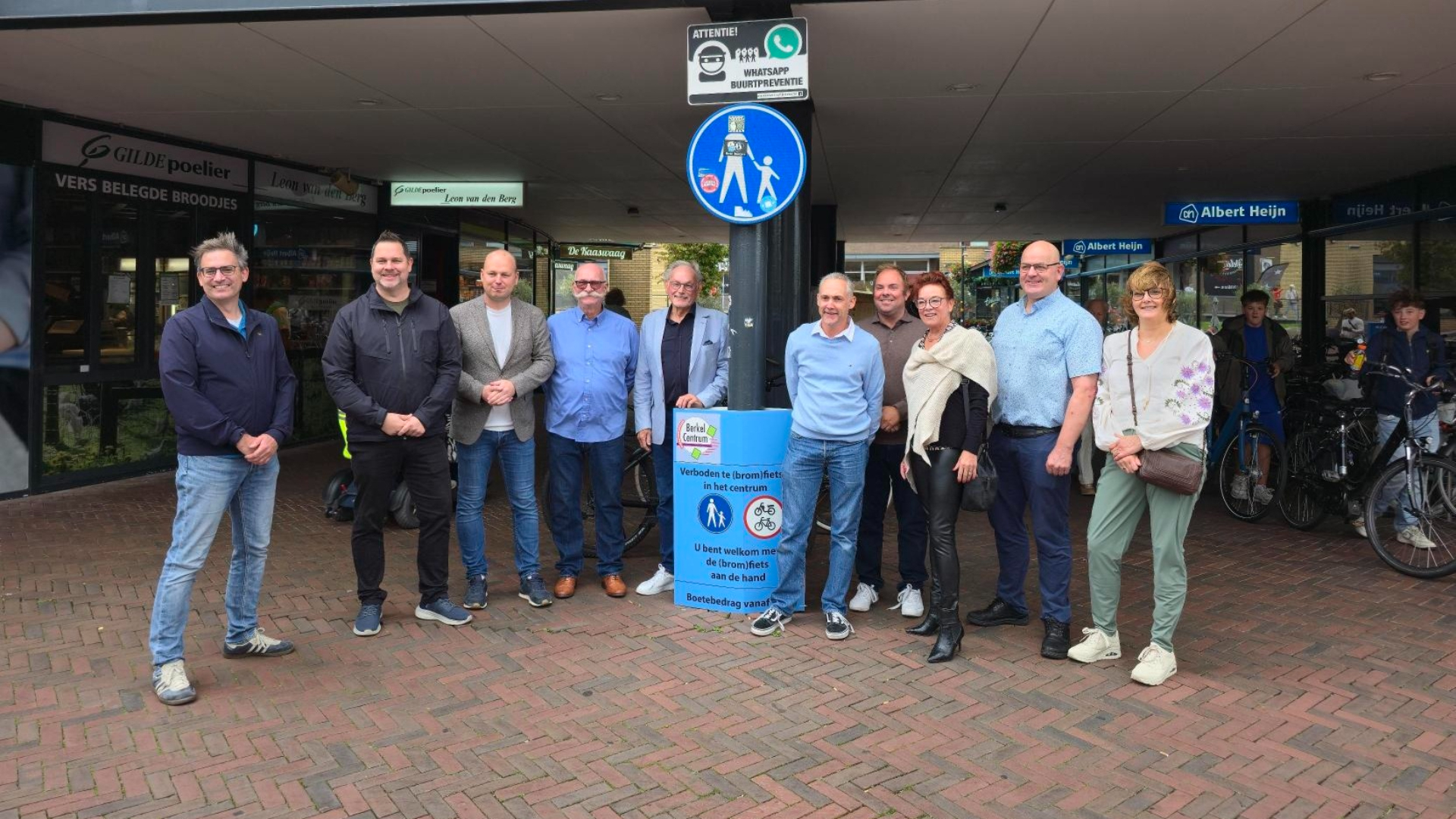 Zelfs tijdens het officiële startsein kwamen er nog fietsers voorbij