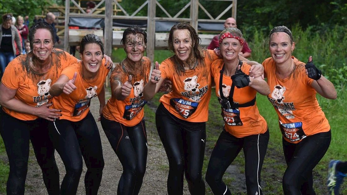 Strong Sisters tijdens de Tot de Nek in de Drek Race in Vriezenveen