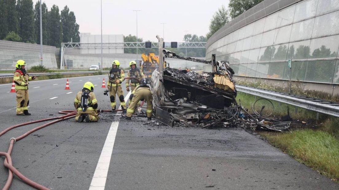 Camper in brand op A12, roetdeeltjes belanden in Velp