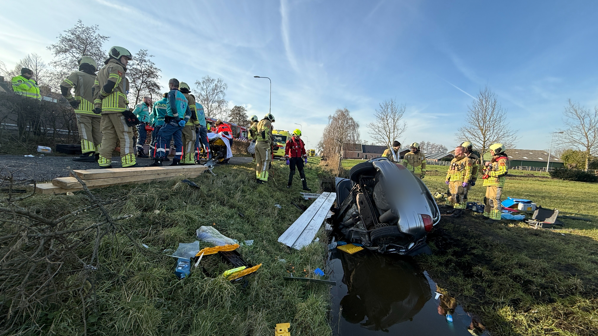 Auto in sloot na ongeluk met vrachtwagen, bestuurder naar ziekenhuis