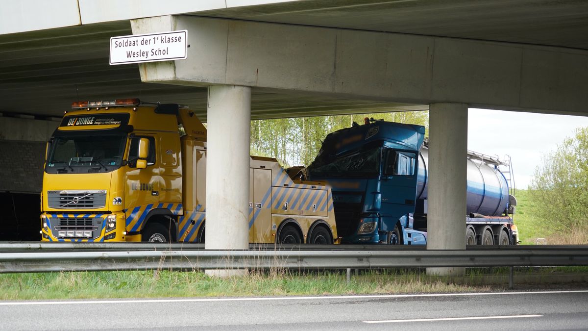 Drukte bij Assen-Zuid door berging gekantelde vrachtwagen