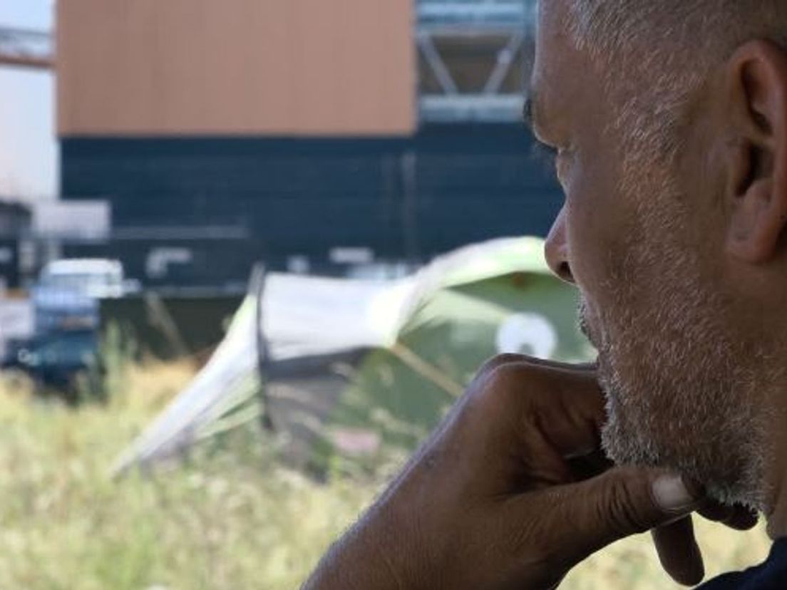 Joop blijft in een tentje voor de Dordtse gevangenis demonstreren tot hij onderdak krijgt