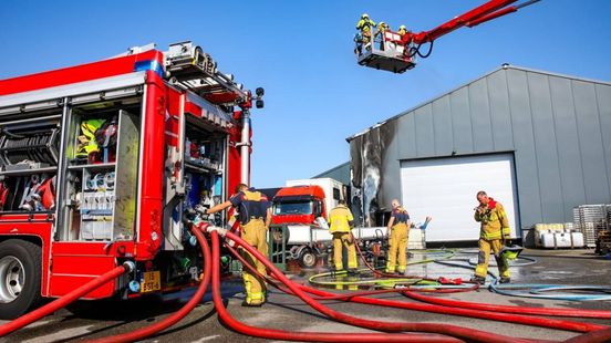 Grote brand • dieseltank lek na aanrijding. Grote brand • dieseltank lek na aanrijding.