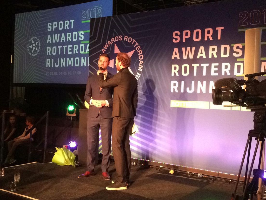 Wethouder sport Sven de Langen (l) bij de Sport Awards Rotterdam-Rijnmond