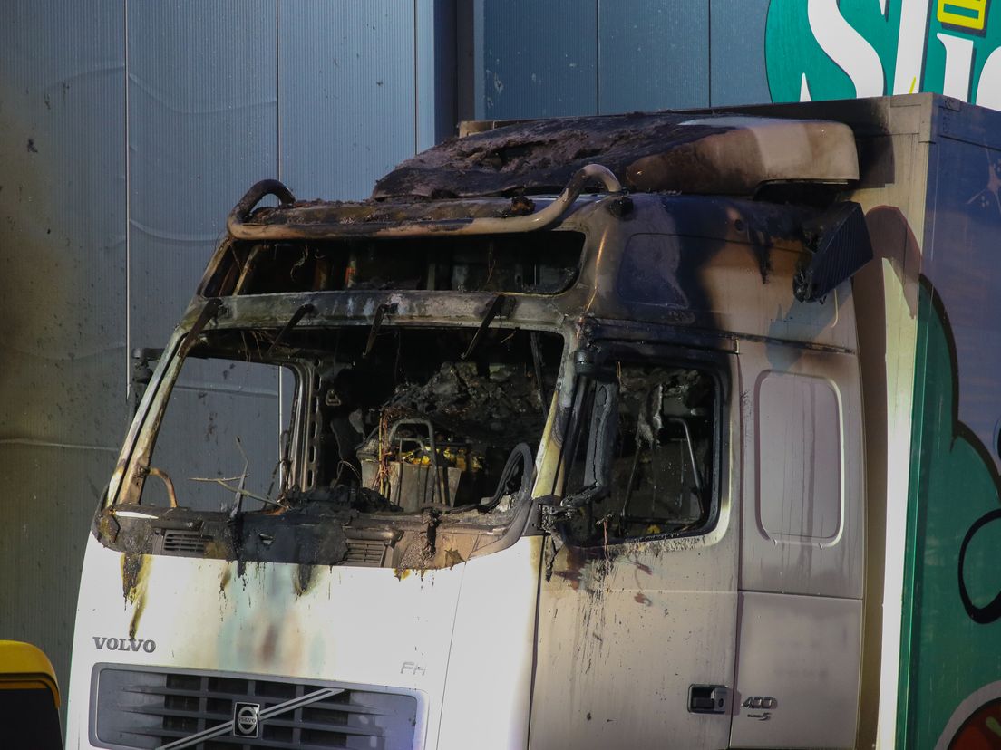 Onbekenden steken twee vrachtwagens in brand in de Spaande Polder