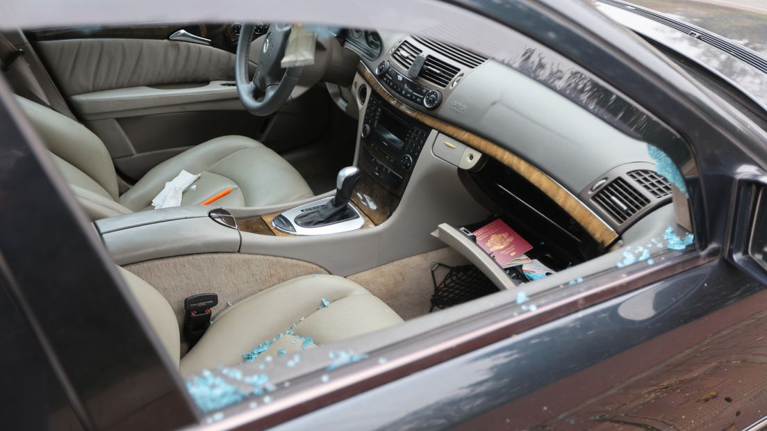 De ruiten van zeker tien auto's werden ingeslagen