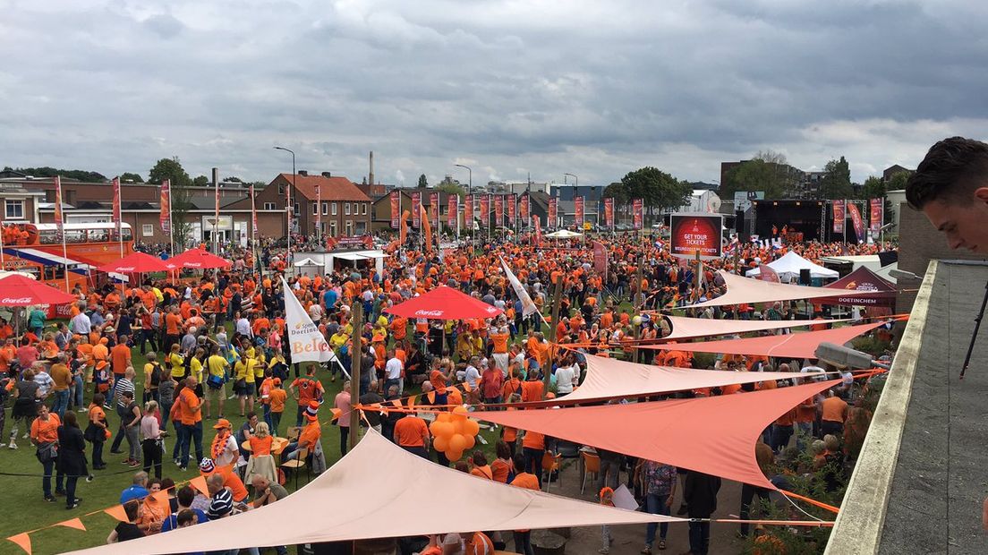 Doetinchem ontvangt vandaag duizenden Oranjefans in het centrum van de stad. Vanavond om 18.00 uur strijden de Nederlandse voetbalsters tegen Zweden om een plek in de halve finale van het EK.