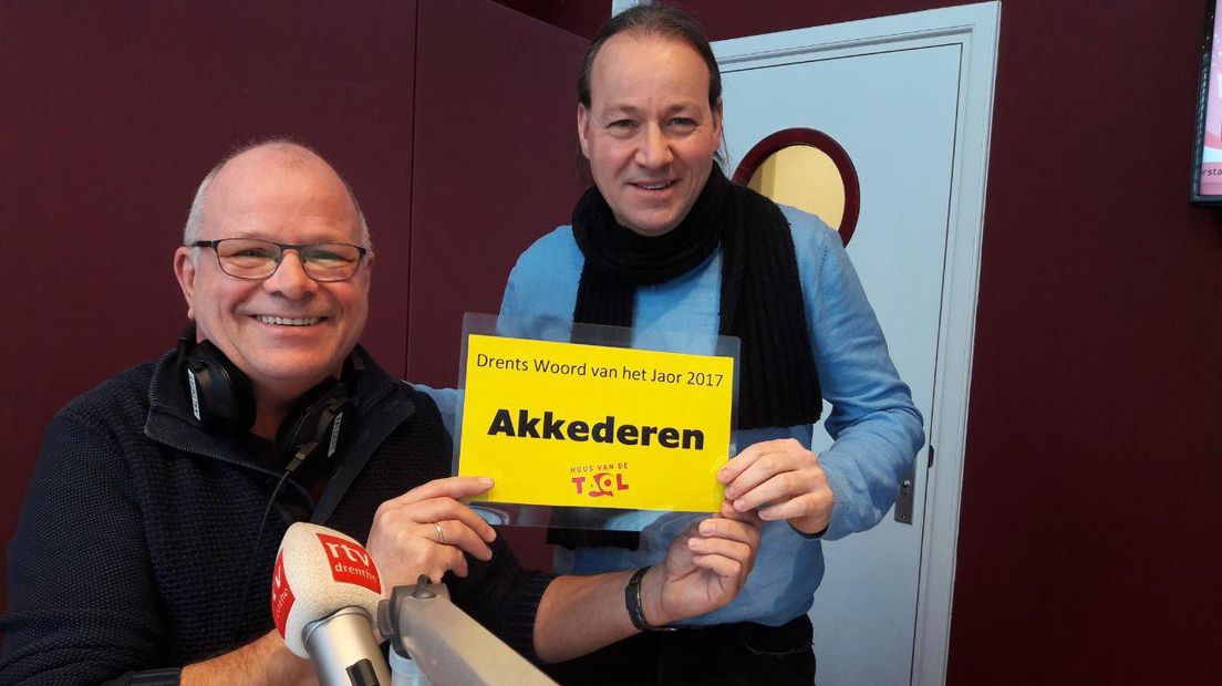 Abel Darwinkel en presentator Aaldert Oosterhuis tonen het Woord van het Jaar (Rechten: Erwin Kikkers)