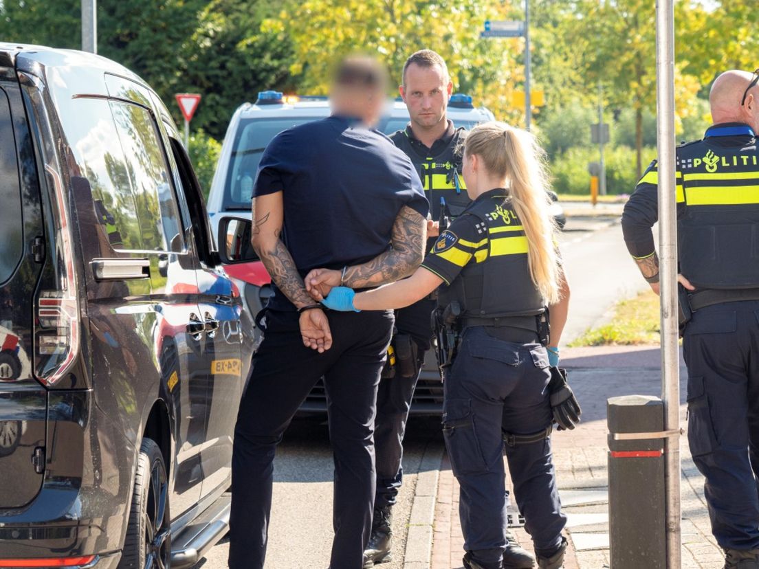 De politie arresteert een van de verdachten van de vechtpartij in Alblasserdam