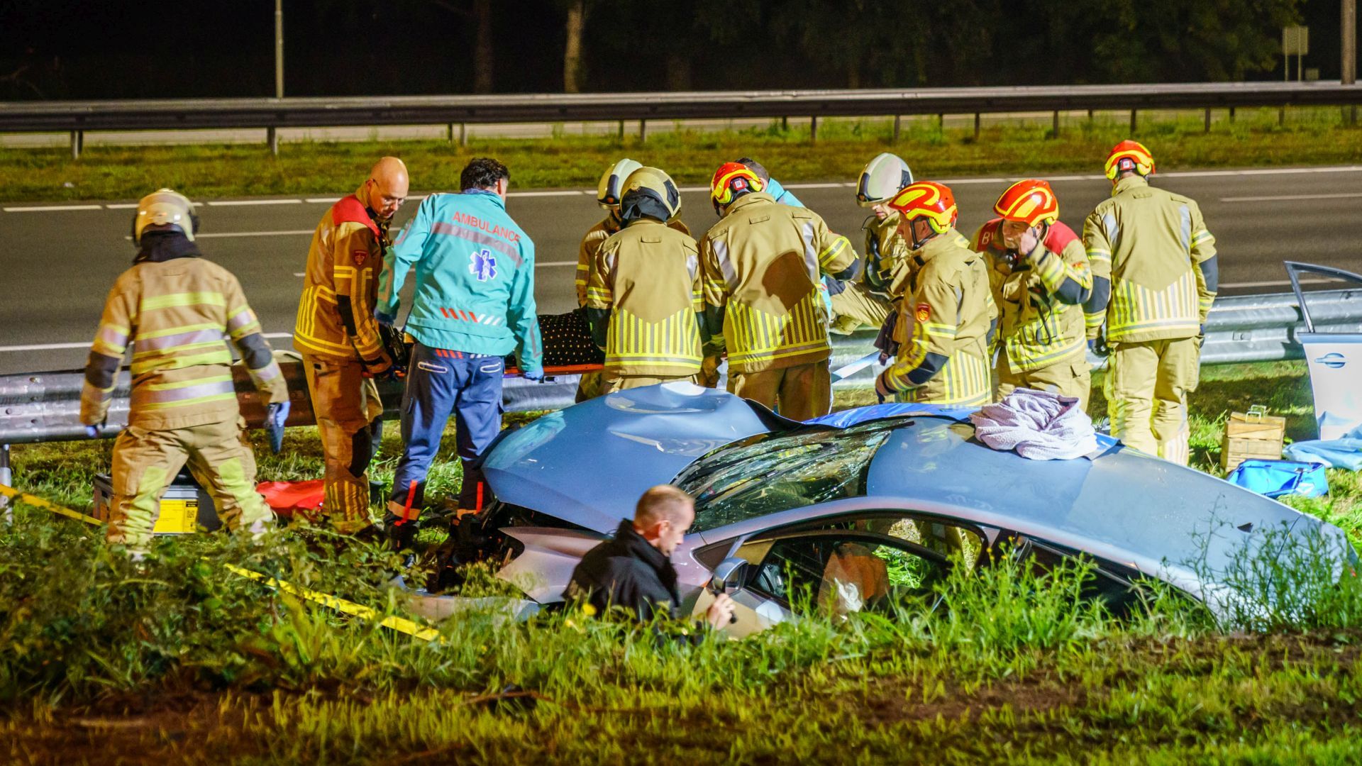 Automobilist Crasht Op A27 Bij Groenekan, Brandweer Bevrijdt Gewonde ...