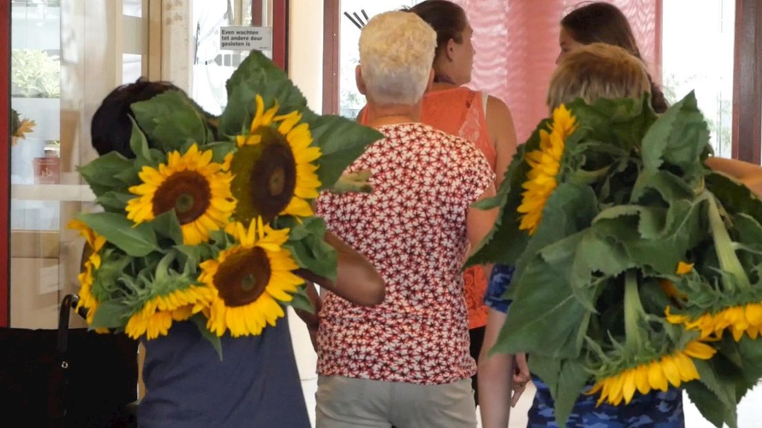 Bepakt met zonnebloemen stapten kinderen het verzorgingstehuis binnen