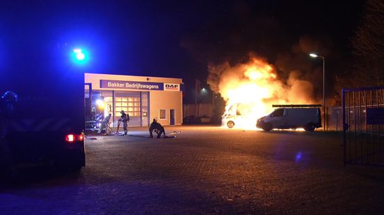 Vijf voertuigen zwaar beschadigd na felle brand bij autobedrijf