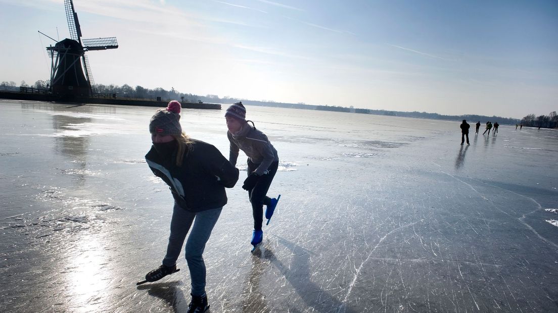 Schaatsers op het Paterswoldsemeer, archiefbeeld