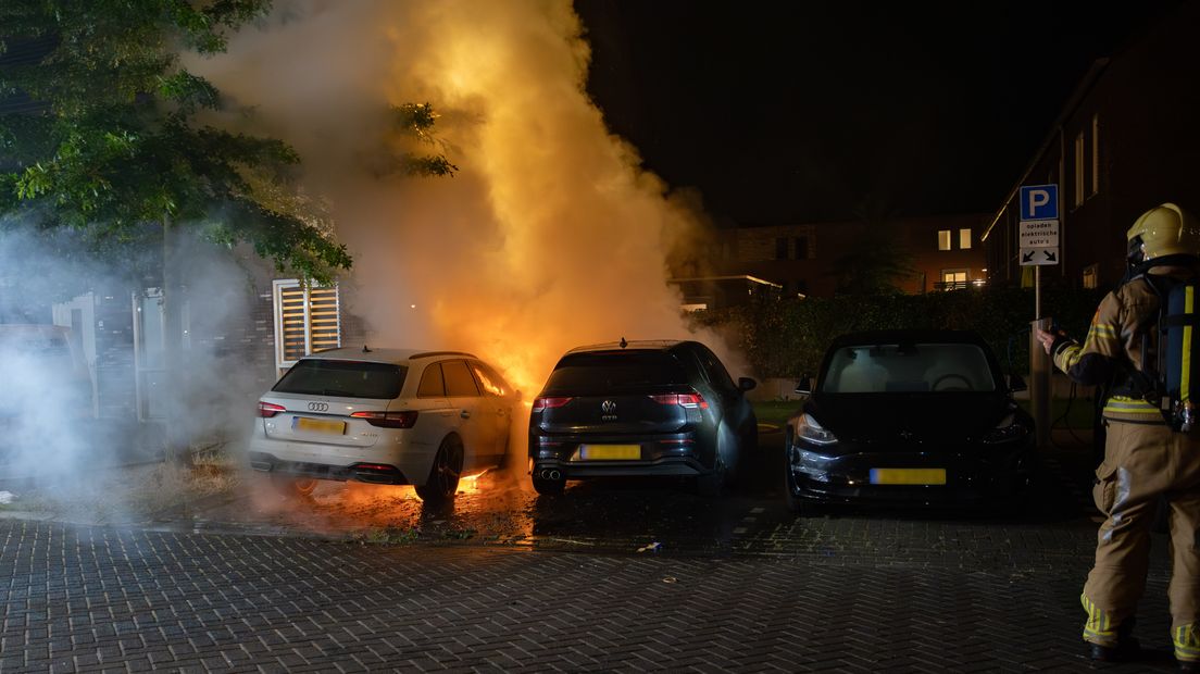 Twee auto's zijn total loss door de brand