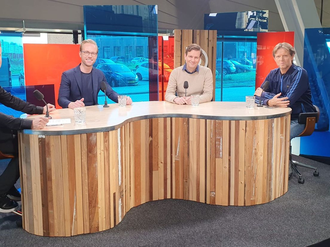 FC Rijnmond van vrijdag 8 oktober met van links naar rechts: presentator Bart Nolles, Daan Bovenberg, Dennis van Eersel en Emile Schelvis