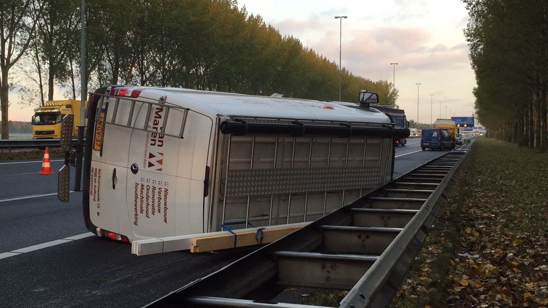 De snelweg A12 bij Wageningen is weer bijna helemaal open. Er is nog één rijstrook dicht. Dit nadat de weg deels afgesloten was in verband met het wegslepen van een uitgebrande vrachtauto. De problemen op snelweg A2 zijn voorbij. De weg bij Waardenburg zat lange tijd dicht na een ongeluk.