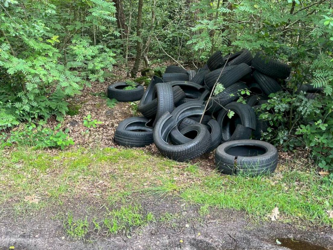200 autobanden gedumpt in Drentse natuur: 'Dit is heel bizar'
