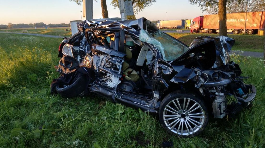 Op de A12 richting Oberhausen is maandagochtend vroeg bij Zevenaar een ernstig ongeluk gebeurd. Een vader en kind konden daarbij ternauwernood ontkomen.