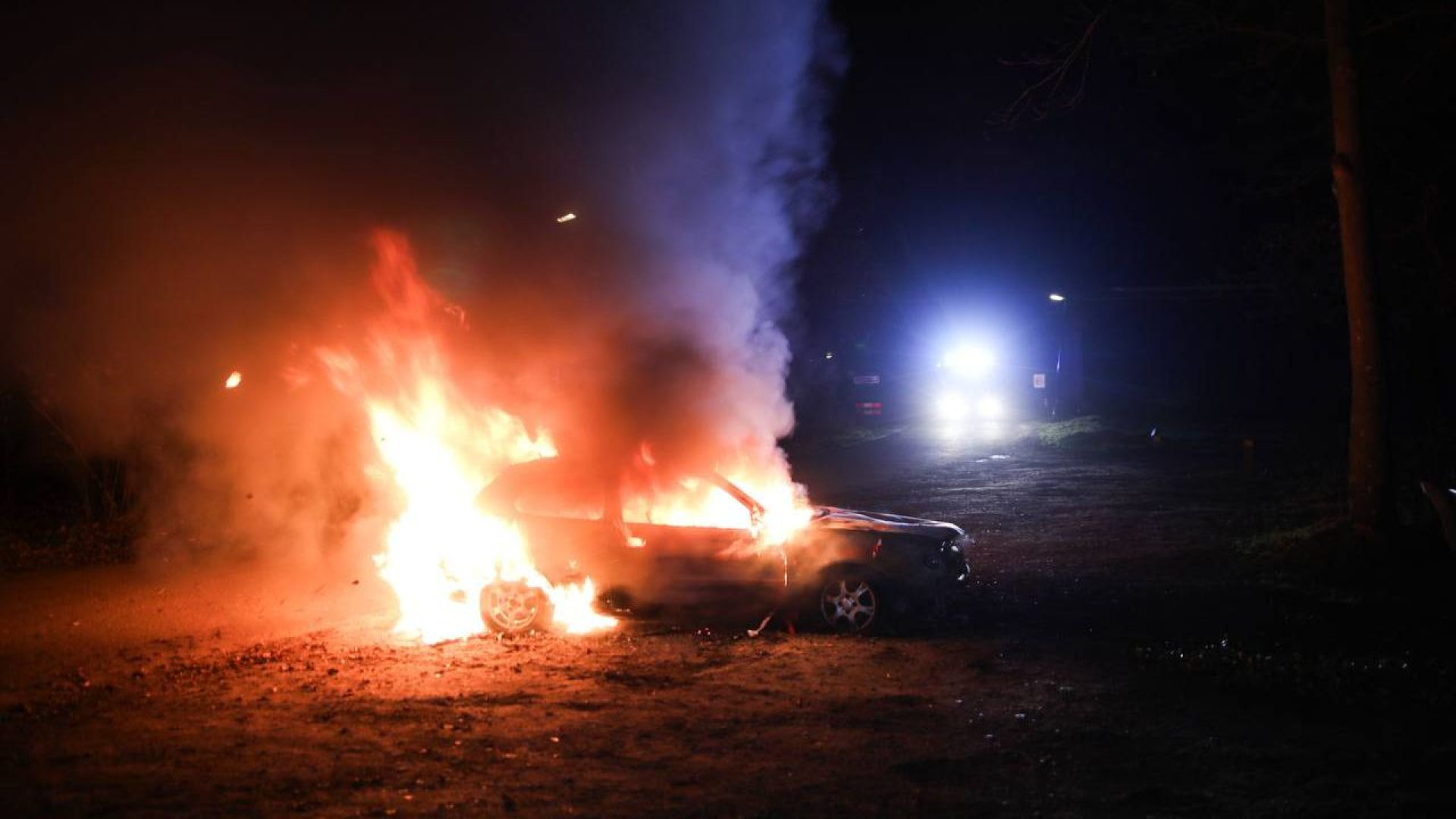 Auto opnieuw in brand, oud afzetlint nog zichtbaar