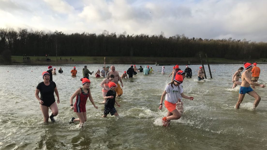 Duiken in de Baggelhuizerplas (Rechten: RTV Drenthe/Martin van der Veen)