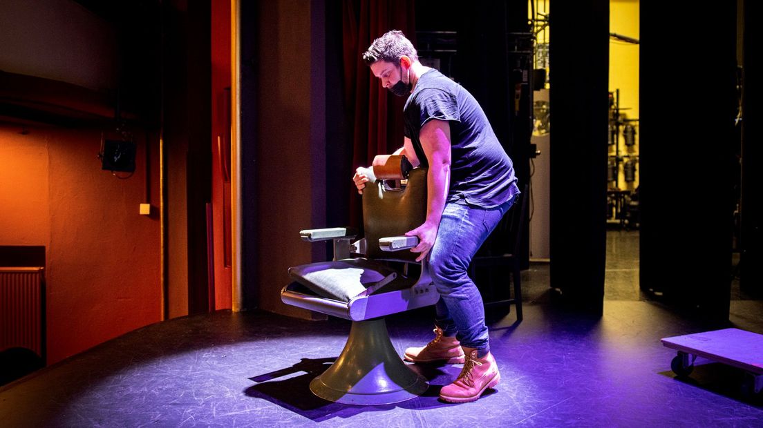 Theaters zetten kappersstoelen klaar ter voorbereiding op Kapsalon Theater.