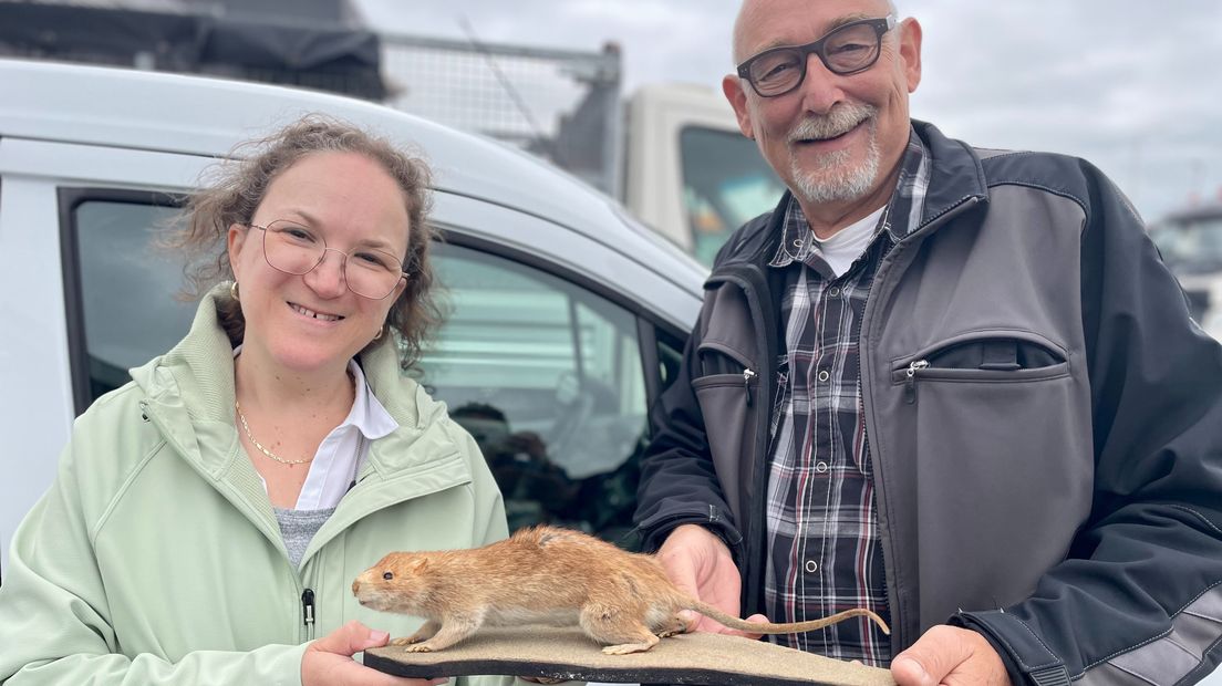 Monique Verhaar en René Schouten met een opgezette stadsrat in hun handen