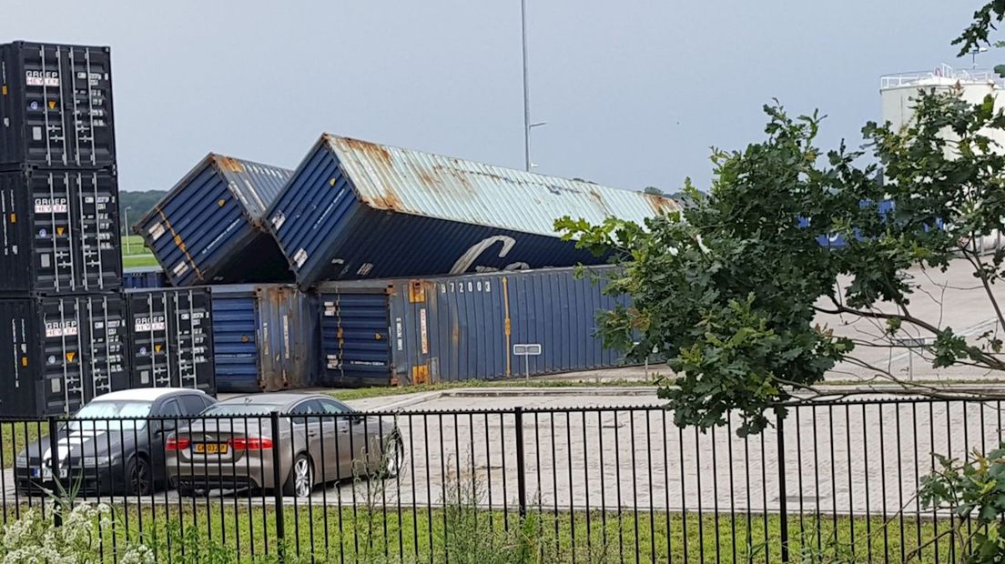 Lege containers omgewaaid bij CTT in Bornerbroek