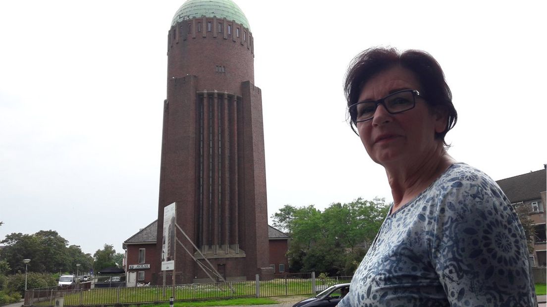 Mary Stoorvogel bij de watertoren in Naaldwijk