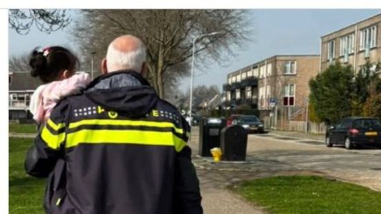 Agent brengt weggelopen peuter thuis