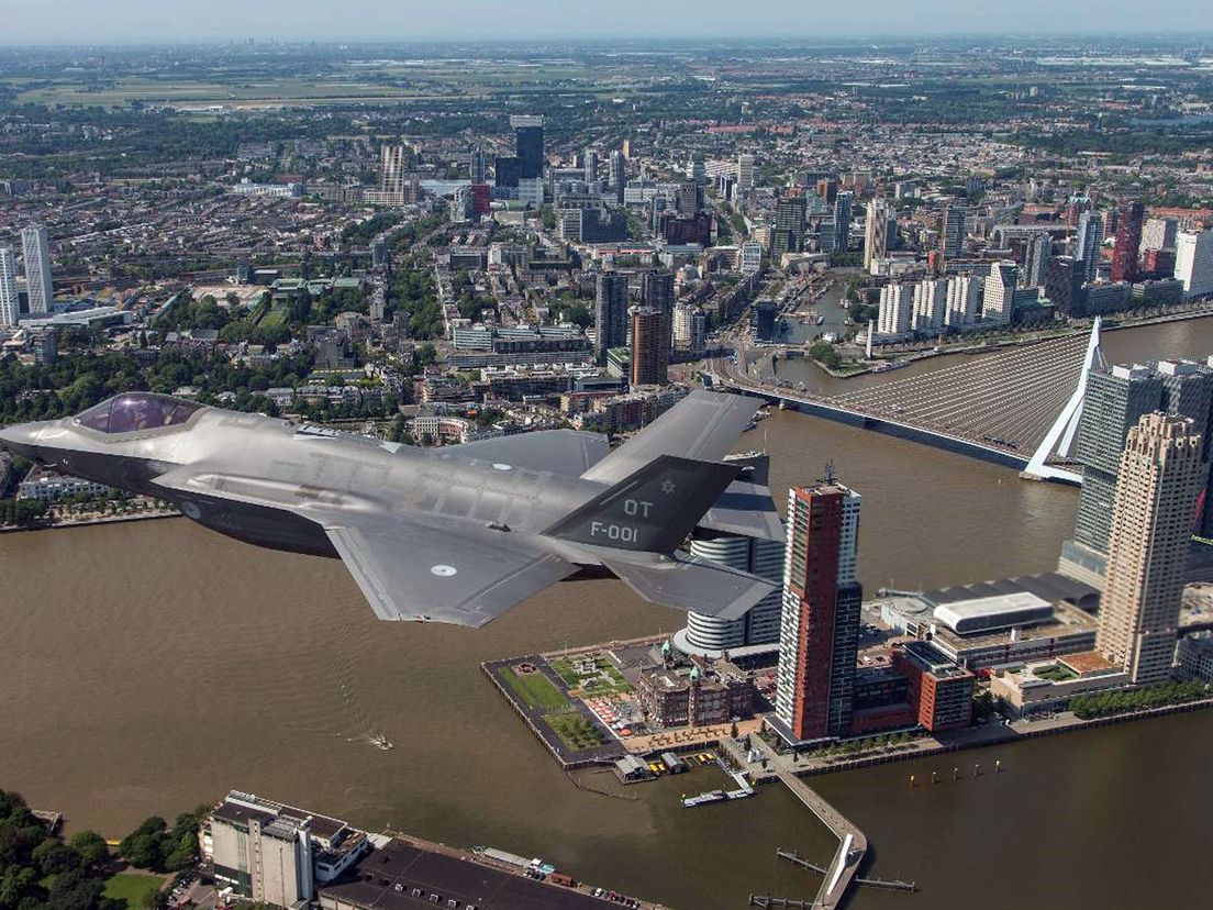 De JSF boven Rotterdam