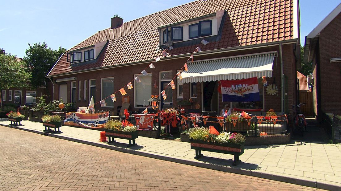 De eerste huizen aan de Sanatoriumdwarsstraat in Deventer zijn versierd