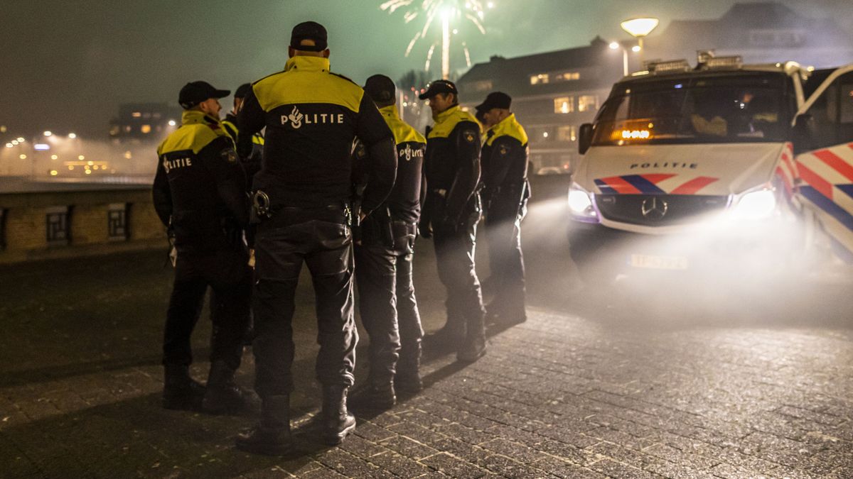 Agenten bekogeld met vuurwerk, plein ontruimd