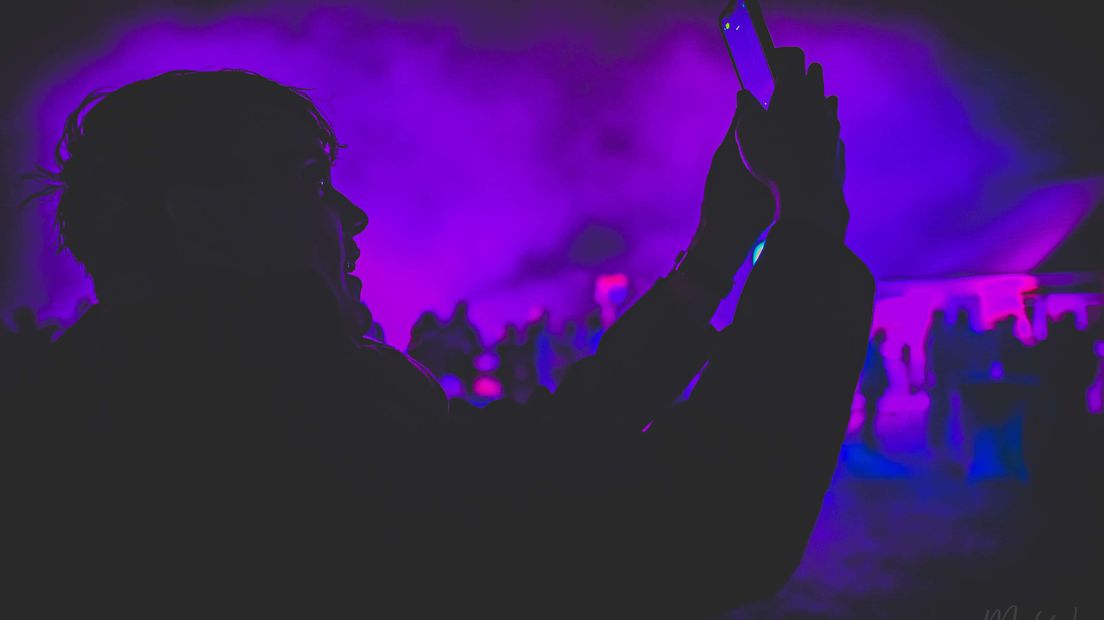 Wie zondagavond tussen 20.00 en 20.30 uur uit het raam keek, zag wellicht een gekleurde lichtbundel. Rick Leussink uit Ruurlo heeft een eigen lichtbedrijf en kwam op het idee de hemel te verkleuren met lichtbundels. Tientallen entertainmentbedrijven uit heel Nederland pakten zijn initiatief op. De branche wilde op haar eigen manier Nederland een hart onder de riem steken.