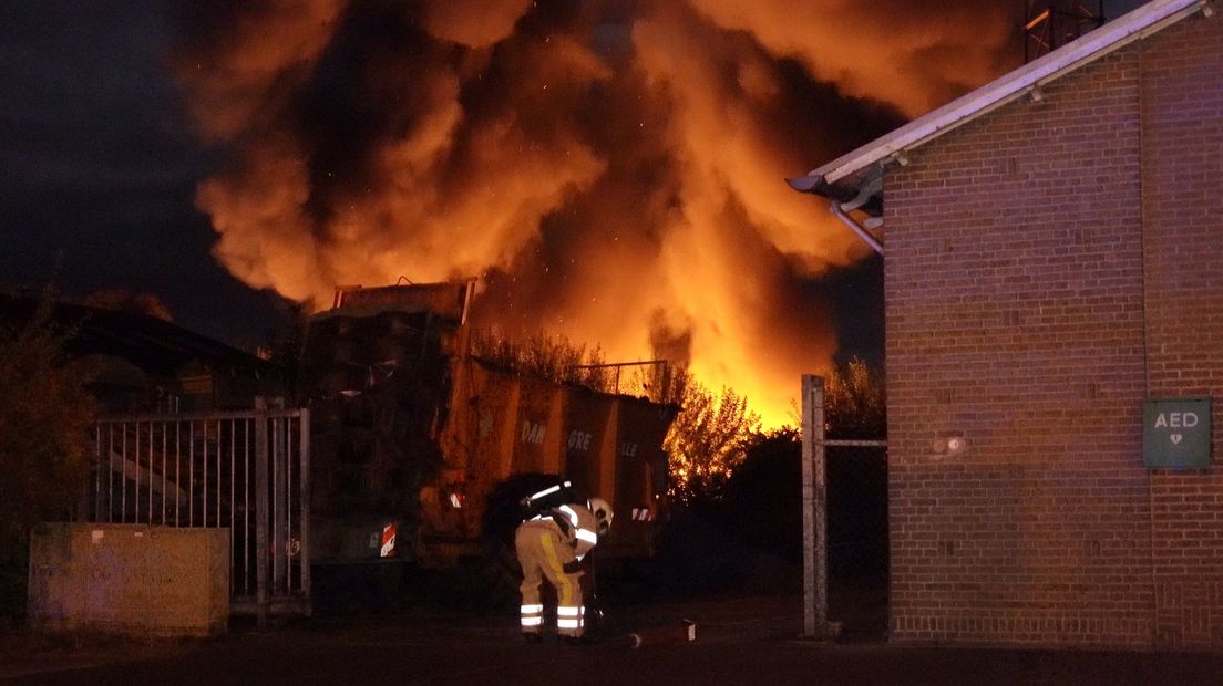 Politie vermoedt brandstichting bij autobedrijf De Krim: 30 auto's in vlammen op