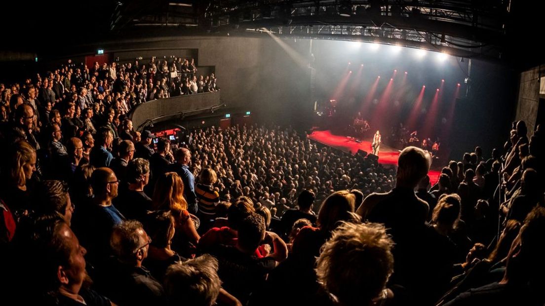 Floor Jansen tijdens een optreden in Doornroosje.