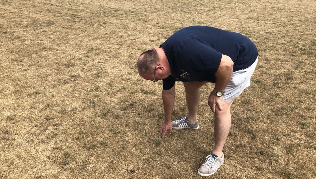 Jan Dammer inspecteert het 'stro-veld' van WVV Winschoten