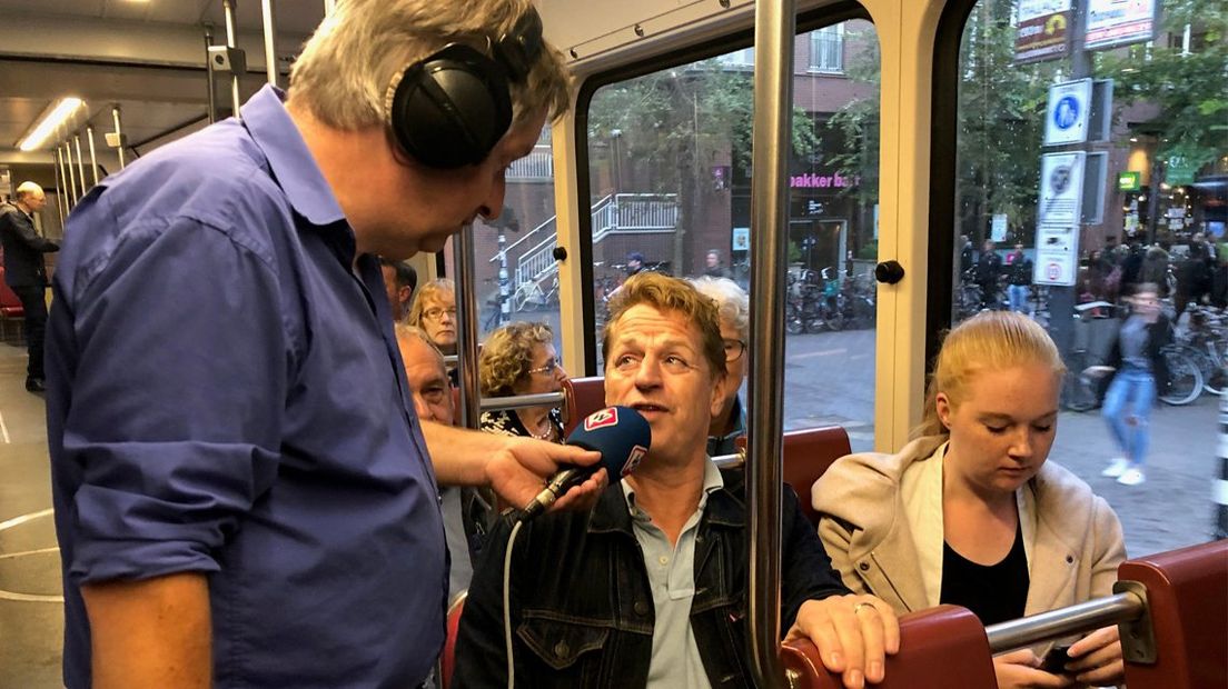 Tony Neef in de Radio West-tram | Foto Omroep West