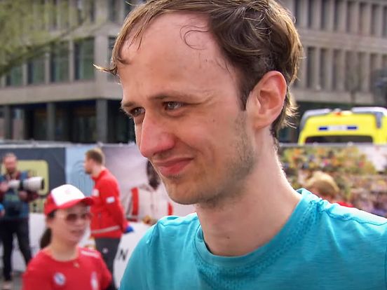 Melvin keek vorig jaar met zijn overleden zoontje naar de marathon, nu op z'n sterfdag rent hij hem